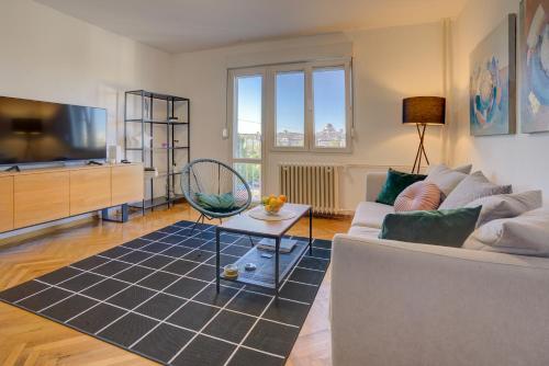 Two-Bedroom Apartment room in City View