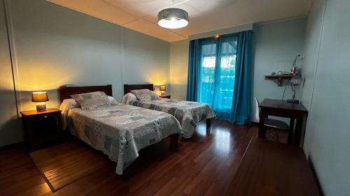 2 twin beds