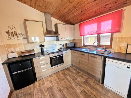 Cleish 7 With Private Hot Tub - Fife - Loch Leven - Lomond Hills - Pet Friendly in Bowershall
