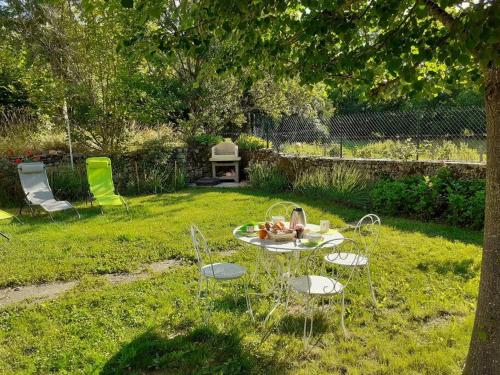 La Calmille Maison avec Jardin in Chirac