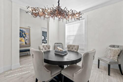 Experience Luxury Villa - Game Room - Pool in Davenport, USA