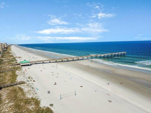 Beach Hideaway with Large Balcony, only steps to ocean !