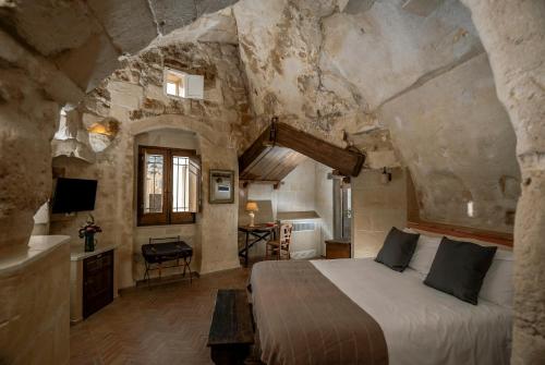 1 queen bed, 3 twin beds