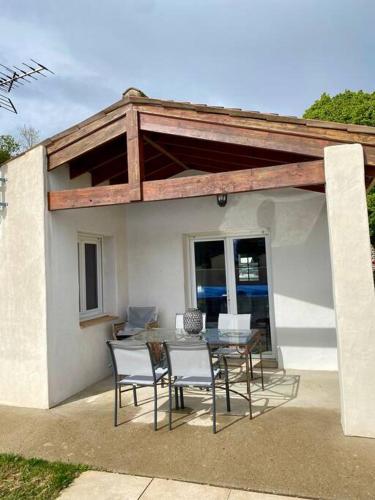 Jolie petite maison rénovée piscine