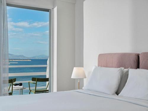 Deluxe Double Room with Side Sea View