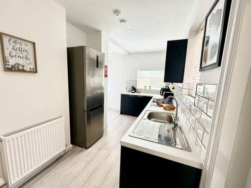 Kitchen, Fabulous and Relaxing Holiday Sand Beach and Sun in Bournemouth Suburbs