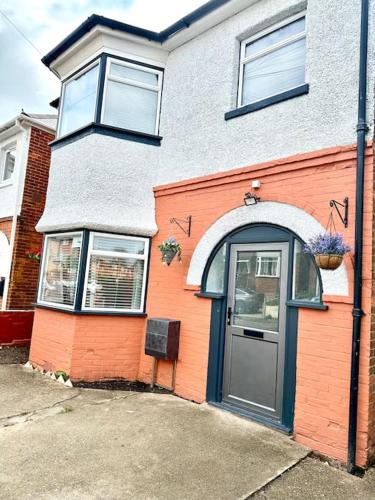 Exterior view, Fabulous and Relaxing Holiday Sand Beach and Sun in Bournemouth Suburbs