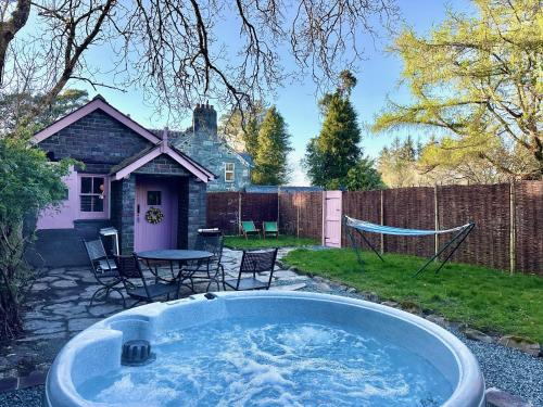 Tiny Romantic Retreat with Hot Tub on a Country Estate near Cardigan Bay in Eryri Snowdonia, Llanbedr