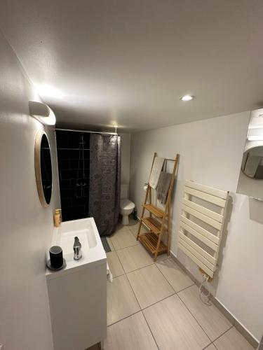 Bathroom, Appartement T2 a 13 km de Paris in Morangis