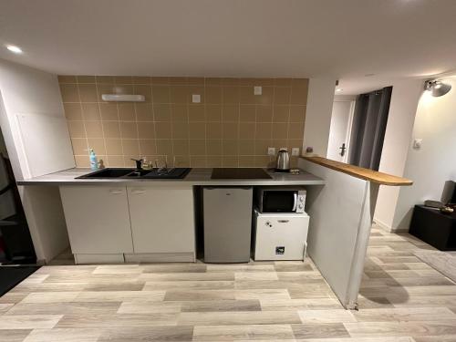 Kitchen, Appartement T2 a 13 km de Paris in Morangis