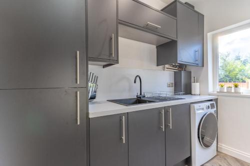 Luxury 4 Bed House Near Birmingham Sleeps 10 Free Parking Fast WiFi, Birmingham (photo 5)