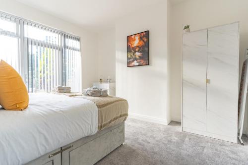 Luxury 4 Bed House Near Birmingham Sleeps 10 Free Parking Fast WiFi, Birmingham (photo 6)