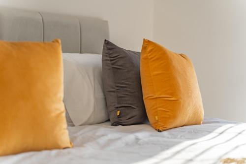 New 4BR family home sleeps 8 -10 people with free parking and contractors welcome New 4BR family home sleeps 8 -10 people with free parking and contractors welcome