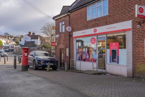 New 4BR family home sleeps 8 -10 people with free parking and contractors welcome New 4BR family home sleeps 8 -10 people with free parking and contractors welcome