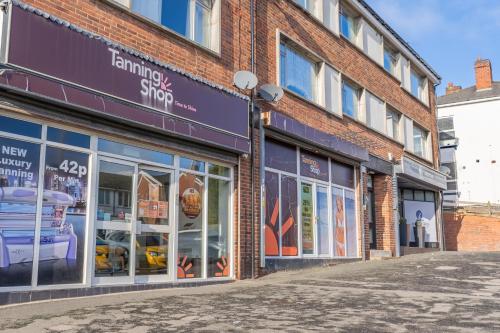 New 4BR family home sleeps 8 -10 people with free parking and contractors welcome New 4BR family home sleeps 8 -10 people with free parking and contractors welcome