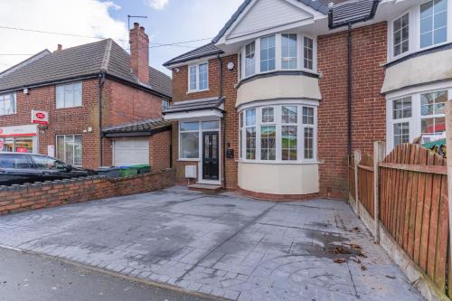 New 4BR family home sleeps 8 -10 people with free parking and contractors welcome New 4BR family home sleeps 8 -10 people with free parking and contractors welcome