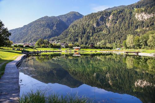 AlpenLuxus' IRMIS Zillertalblick with cosy living area and car park