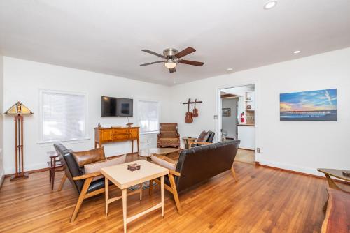 Vintage Beach Bungalow in Oceanside CA in Oceanside, USA