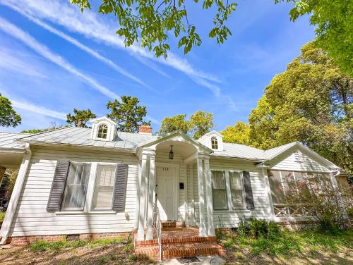Adorable 1920s home near UF stadium sleeps 10 in Gainesville, USA