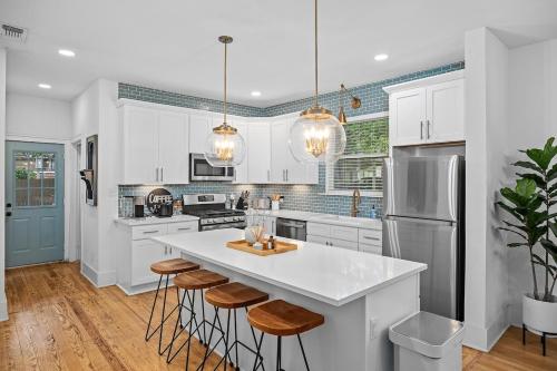 House on Cora - Sleeps 10 Hot Tub & Walk to Main