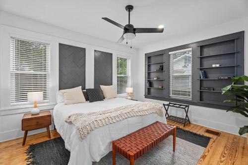House on Cora - Sleeps 10 Hot Tub & Walk to Main in Fredericksburg, USA