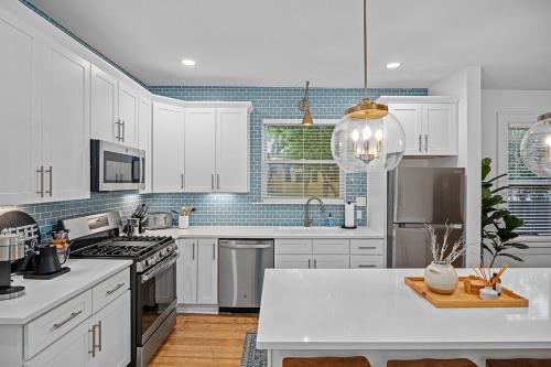 House on Cora - Sleeps 10 Hot Tub & Walk to Main in Fredericksburg, USA