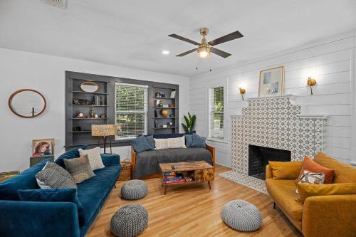 House on Cora - Sleeps 10 Hot Tub & Walk to Main in Fredericksburg, USA