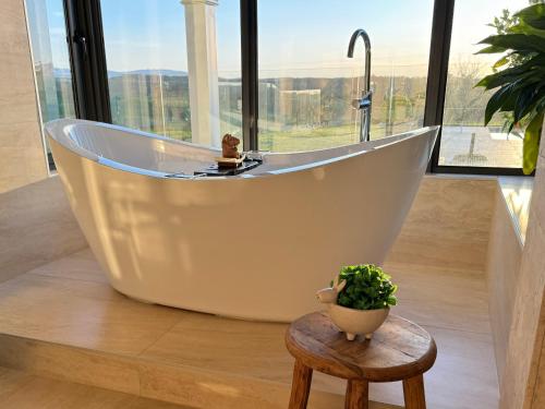 อ่างแช่น้ำร้อน, Wake Up to Stunning Views - Luxury Country Escape by Scotch Hill Truffle Farm in เนียริมใต้