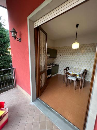Skats, Casa Rossa al Lago - Apto grande primo piano in Spinone Al Lago