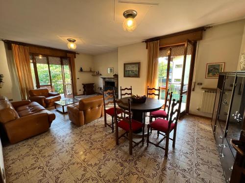 Casa Rossa al Lago - Apto grande primo piano in Spinone Al Lago