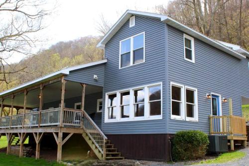 Riverfront Property in NRG National Park near Sandstone Falls- Wi-Fi, Pet-Friendly