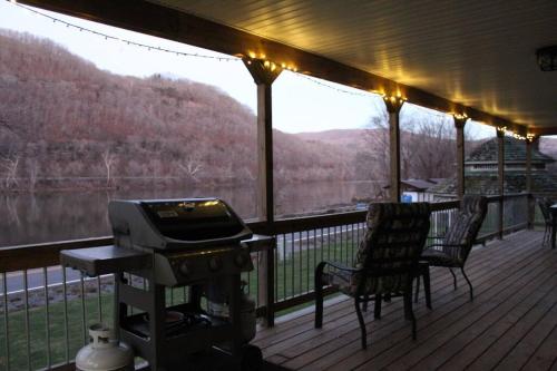 Riverfront Property in NRG National Park near Sandstone Falls- Wi-Fi, Pet-Friendly