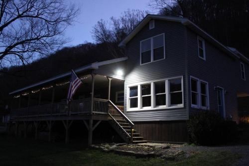 Riverfront Property in NRG National Park near Sandstone Falls- Wi-Fi, Pet-Friendly