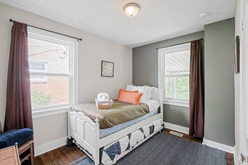 Private House + Yard Central Location to all RVA Private House + Yard Central Location to all RVA