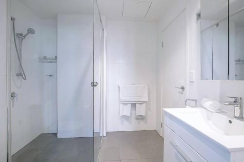 Regatta Hideaway - A Breezy Balcony Residence