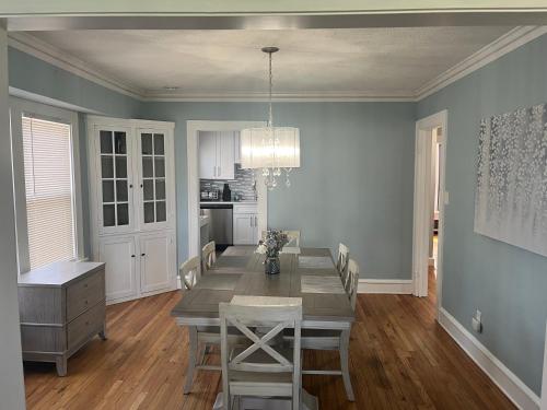 Six bedroom two bathroom centrally located house in Lakewood, USA
