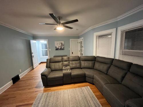 Six bedroom two bathroom centrally located house in Lakewood, USA