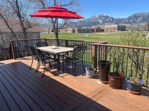 Stunning house with Rockies views in Boulder, USA