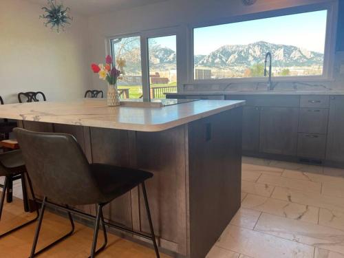 Stunning house with Rockies views in Boulder, USA
