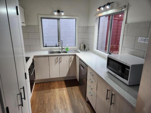 An inner city 4-bedroom house with two carparks – khách sạn tại Newtown