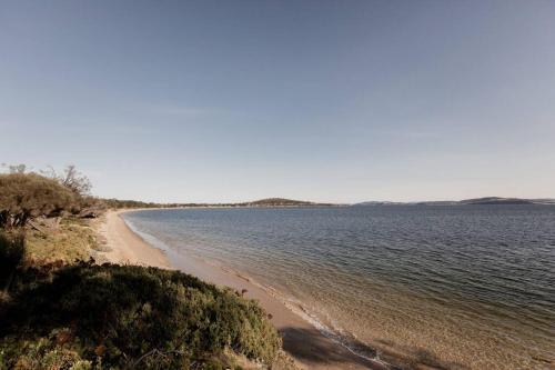 South Arm Beach House- Beach Front With Fire-Pit And Ocean Views