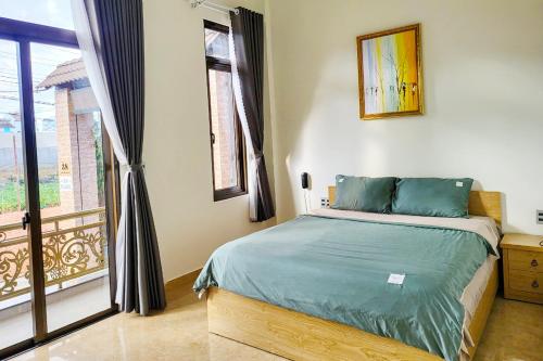 Queen Room with Balcony image 4