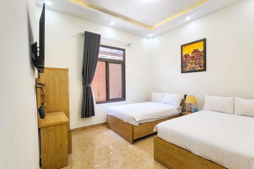 Twin Room with Balcony image 7