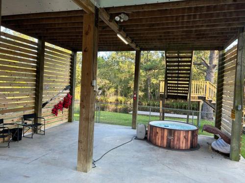 Bay Breeze Bliss-Hot Tub, Bar and Canal 5mi to Beach in Shoreline Park, USA