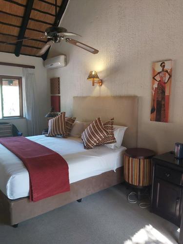 Dreamy 3 bedroom villa on the edge of the Sabie River in Kruger Park Lodge