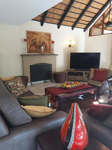 Dreamy 3 bedroom villa on the edge of the Sabie River in Kruger Park Lodge