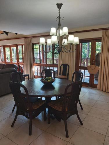 Dreamy 3 bedroom villa on the edge of the Sabie River in Kruger Park Lodge