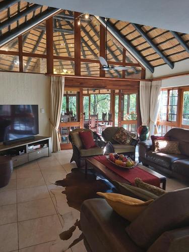 Dreamy 3 bedroom villa on the edge of the Sabie River in Kruger Park Lodge