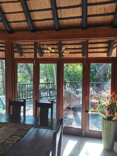 Dreamy 3 bedroom villa on the edge of the Sabie River in Kruger Park Lodge