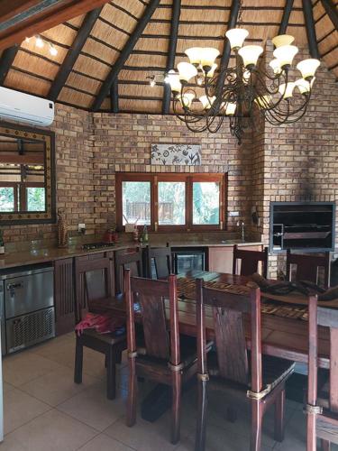 Dreamy 3 bedroom villa on the edge of the Sabie River in Kruger Park Lodge